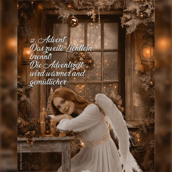 Ich wünsche dir einen gemütlichen 1. Advent! Realistisches Porträt eines lächelnden Engels mit rötlichen Haaren, bekleidet mit einem weißen, golden bestickten Kleid, sitzend an einem alten Holztisch. Vier brennende, sternenverzierte Adventskerzen und Schmuck stehen auf dem Tisch, während im weißen Hintergrund sanft Schnee fällt..