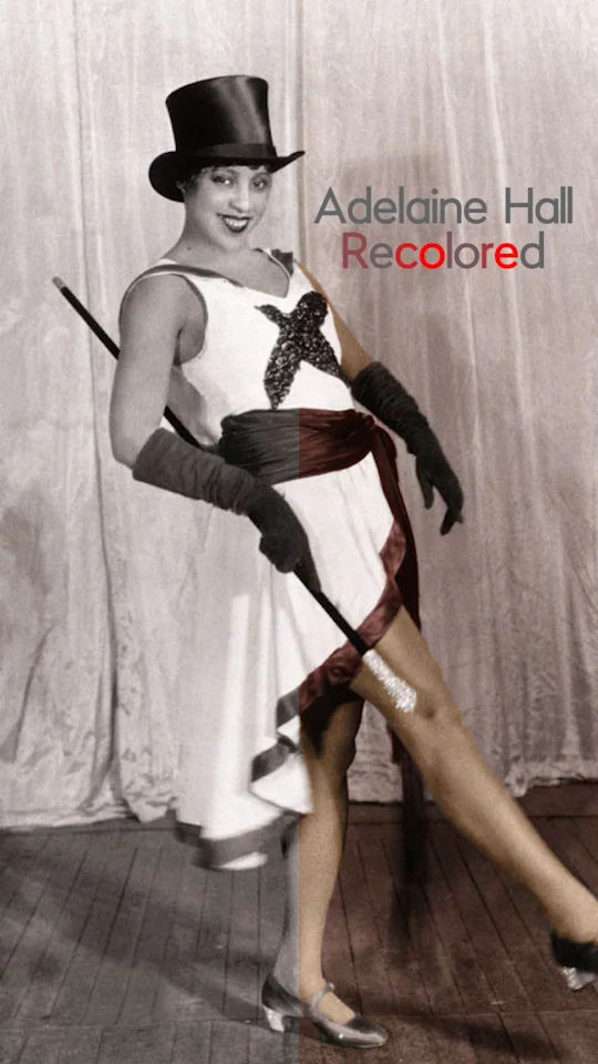 Koloriertes Porträt der Jazz-Sängerin Adelaide Hall in einer Tanzpose, bekleidet mit einem weißen Kostüm mit roten Akzenten, Zylinder und Gehstock. Der Hintergrund ist in neutralen Beige-Tönen gehalten, ergänzt durch Text mit ihren Lebensdaten (1901 bis 1993).