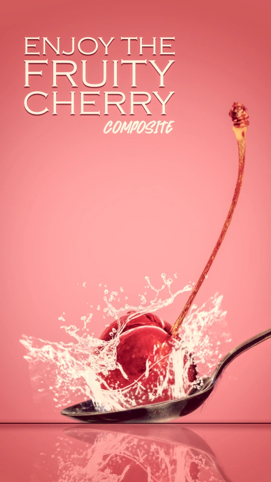 Food-Design Komposition von Ecomtin: Eine rote Kirsche mit langem Stiel landet in einem Wasserschwall auf einem silbernen Löffel vor pinkfarbenem Hintergrund.